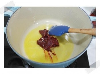 step2: 加入辣椒醬炒一下~~