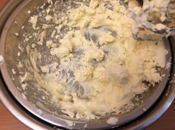step4: 再加入砂糖一起發打至鬆軟。