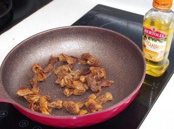 step5: 鑊中放2茶匙純正橄欖油燒熱，放入已蒸過的牛肝菌和姫松茸炒1分鐘，放入碗中備用。