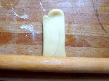 step14: 將休息好的麵糰擀成長形後翻面,由短向捲起,麵糰再休息15分鐘。(如上圖一樣)