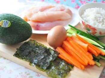 step1: 備料如圖~ 先將壽司米浸泡約30分鐘再入電鍋煮熟，放入少許白米醋攪拌均勻放涼、另外紅蘿蔔與小黃瓜、美國酪梨切成長條狀