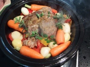 step8: 迷你胡蘿蔔差點忘了放入,現在馬上放入一起燉煮。蓋上鍋蓋煮滾後,轉小火燉煮約50分鐘。如使用壓力電子鍋或電鍋,這時就可以將材料移入內鍋做燉煮。
