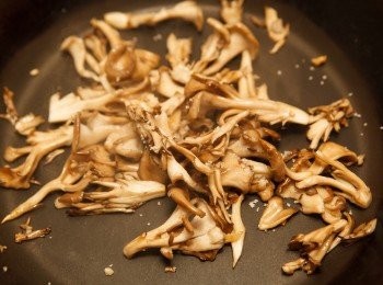 step5: 起油鍋，先將蒜末爆香後，加入舞菇拌炒並用少許的鹽調味後，起鍋備用。