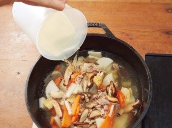step4: 倒入高湯，蓋上鍋蓋煮15分鐘左右