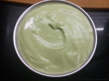 step7: 將蛋糊倒入模中，輕力”鄧”2下，以排出空氣