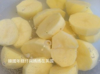 step2: 薯仔切大塊用水浸住備用。