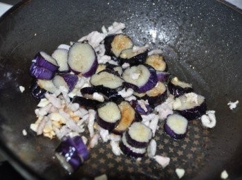 step4: 將蒜末與肉絲下鍋拌炒