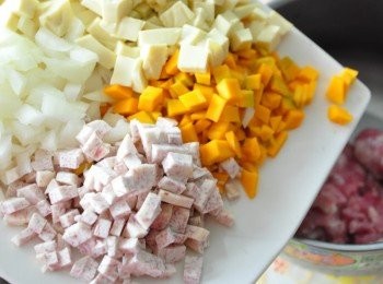 step2: 然後全部放入豬腳肉攪拌