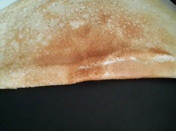 step2: 起油鍋~將調好的麵粉水倒入鍋中繞圓的方式,越薄越好喔~煎至表面金黃即可