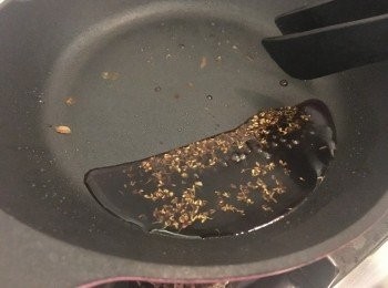 step7: 將<span class="group_2">汁料</span>加入原鑊子中，細火煮熱約1-2分鐘，注意蜜糖及桂花最後再加入, 此時香味也很濃濃