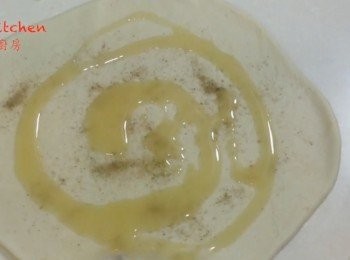 step5: 壓扁桿成長橢圓形，灑上塩/白胡椒，用桿麵棍桿滾壓