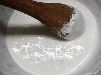 step1: 先用3湯匙水與酵母拌勻，靜置十分鐘。用150毫升水與沾米粉拌勻