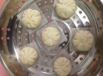 step7: 將包好的包包底部墊上牛油紙，間隔整齊放入蒸籠內。