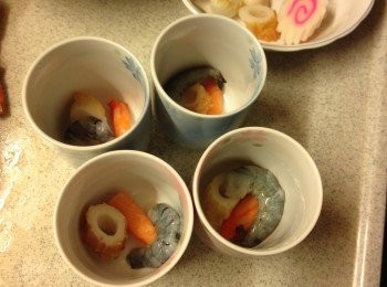 step3: 蟹柳, 獅子狗卷, 日式魚蛋和蝦放入日式茶杯內