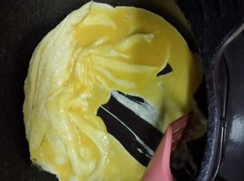 step3: 不粘鍋燒熱，加入油煮熱，倒入蛋液、用推的方式將蛋液推成塊、稍微凝固就盛起