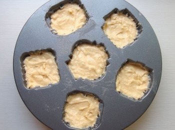 step8: 用湯匙將麵糊放至蛋糕烤模裡約8分滿。電烤箱設定175~180度c,烤約25分鐘。烘烤時間視烤模大小及每家烤箱溫度不一而調整。出爐後蛋糕馬上脫模,放在烤架上冷卻。