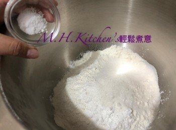 step17: 高筋麵粉，低筋麵粉， 鹽，糖，發粉用攪拌機攪均
