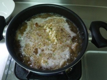 step4: 倒入適當的水，水滾後下拉麵與餛飩，起鍋前在下青江菜與粉包X2(調味油包與粉包請依照自己的水量斟酌加)