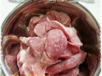 step1: 先將梅頭洗淨，唔駛抹乾，喺上面灑上生粉，大約3湯匙，每件都有便可，放在雪櫃雪大概 2 個鐘。

呢個過程唔少得，因為係鬆肉嘅
2 個鐘頭鬆肉後，洗淨粉漿