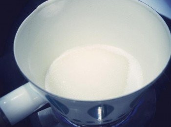 step1: 首先來做焦糖^^ 取一鍋倒入砂糖及水~以小火慢慢煮!!! 過程中不要翻動它唷!!