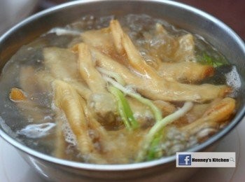 step1: 先將鴨掌洗淨，煲沸水，下薑片和蔥段先後將鴨掌和麵筋川燙備用；