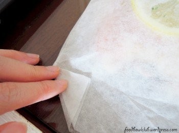 step4: 之后，把烘培纸的曲边紧紧的围绕着鲑鱼片以折叠方式紧密包好。