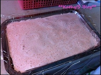 step11: 用長形盛載器放上保鮮紙，倒下啫喱放入雪櫃雪至凝固~
