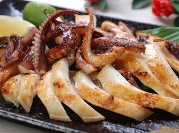 step7: 起鍋後先放涼再切成片狀,焦香的烤透抽可嚐到來自海洋最鮮甜的滋味,擠上少許檸檬汁佐上黑胡椒鹽一起享用,配上一杯冰涼的啤酒,就是人生一大享受了!週末時刻最適合來這道下酒菜料理。