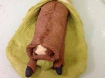 step9: 完成啡色麵團部份後, 再從兩邊將綠色麵團抽起將所有麵條包裹著(如圖)