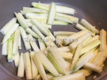 step2: 下油爆香蒜蓉及薑，下節瓜炒勻。