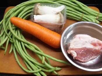 step1: 今次用新鮮五花腩，買返黎後放雪櫃雪硬少少，再切片備用, 
白豆角洗淨切段; 雞脾菇洗淨切片; 甘荀削皮切幼條/用模切花花形, 
先煲1煲水，煮一煮白豆角，加少少燒酒，可以僻草青味
