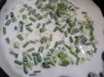 step5: 中火燒熱易潔鑊，將麵糊加入，煎至一面稍硬。