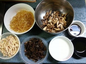 step1: 預備好所有材料:素翅解凍洗淨,冬菇及木耳浸軟身切絲,煲完湯的雞肉拆絲待用