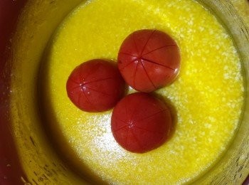 step1: 米洗好瀝乾，
混合高湯與薑黃粉放入電鍋。
蕃茄洗淨，蕃茄底部皮切成米字放在，米上。