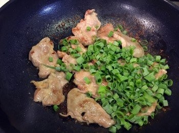 step3: 最後加入蔥粒、蔥油和半茶匙鹽，中大火炒勻就完成！