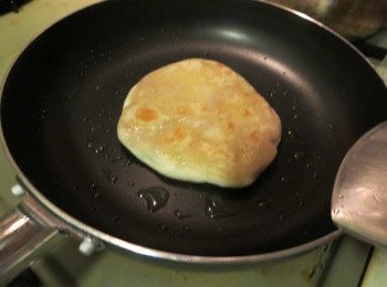 step5: 鍋裡放入少許的油,煎至兩面金黃即可。