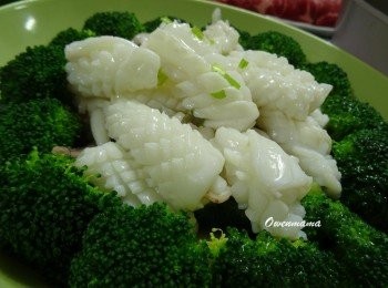 step4: 燒熱1湯匙油， 下蒜片爆香， 再下鮮魷件慢火爆炒一會,  贊雞湯煮滾， 再用適量生粉水埋薄芡,  將鮮魷及芡汁淋在西蘭花上便完成