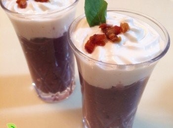 step4: 將 (3) 放入 玻璃小杯內，放上適量 Rice Spray Cream，最後放一片薄荷葉 及 椰棗粒裝飾，即成。