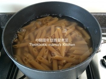 step3: 跟據包裝上的時間指示將長通粉煮諗，水滾後加入少許鹽然後放長通粉煲至個人喜歡的諗度。