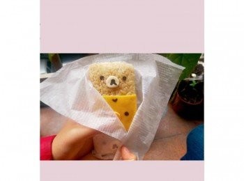 step10: 包好的飯糰可以直接用保鮮膜或蠟紙捲起，就能帶著走啦～