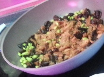 step14: 炆好20分鍾後開蓋試味,(不夠味可加生抽或糖)再加入烤麩及毛豆仁,蓋上鑊蓋煮多10分鍾