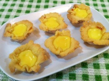 step6: 還沒加蛋汁之前，按好的麵糰先放進預熱烤箱180cc烤5分鐘，取出才加蛋汁在180烤15-20分鐘金黃色即可。