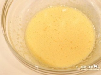 step2: 蛋黃＋15g細砂糖，利用打蛋器一邊混合、一邊將空氣打入至開始變得濃稠，呈現淡黃色，再加入香草精拌勻。