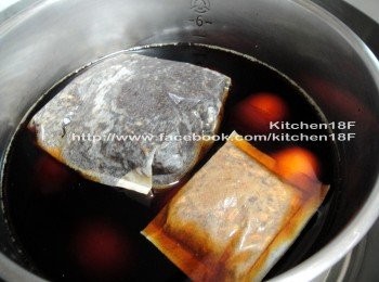 step7: 取一內鍋，放進<span class="group_2">滷汁材料</span>，擺進雞蛋。外鍋加 2個量米杯的水量，按下開關即可。(滷汁需淹過雞蛋)