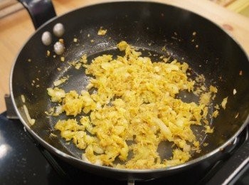 step3: 步驟3：
重新熱鍋並放入1/2匙橄欖油，加入薑末與洋蔥炒至焦黃色，接著加入蟹肉和米酒拌炒約5分鐘，調入鹽、1小匙黑胡椒粉取出備用，再次熱鍋，倒入1/2匙橄欖油並放進吐司慢煎至金黃酥脆即可取出裝盤，取另 一盤鋪上萵苣及炒好的備料，撒上巴西里後美味上桌。