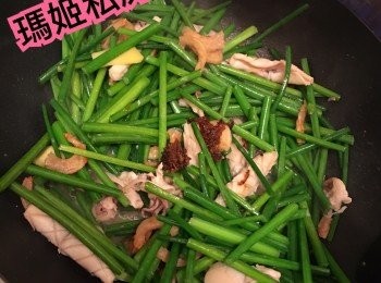 step4: 熱鑊下油爆魷魚👉🏻炒下👉🏻下蝦乾👉🏻炒下👉🏻見蝦乾開始縮細👉🏻下韮菜炒👉🏻然後讚少許米酒👉🏻下鹽或雞粉 小許糖👉🏻炒👉🏻最後放兩匙X0醬炒