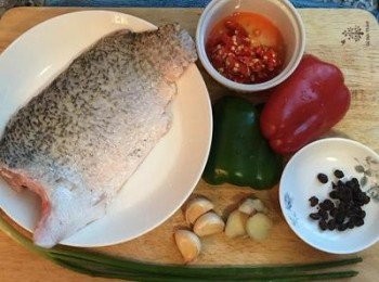 step1: 適合清蒸的魚種好多，可以請魚販幫忙推薦，ㄧ般會用鱸魚，不過馬頭、白鯧、石斑、黑喉、鱈魚、比目魚、午仔魚、鯿魚也都適合。清蒸魚用略帶油分、魚肉細緻的白肉魚種就都很好吃。然後也可以請魚販幫忙切成菲利，方便蒸煮。