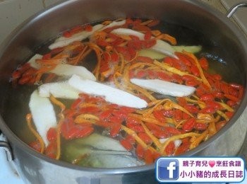 step5: 煲內放約4L水，待水滾後就可以加入所有材料~