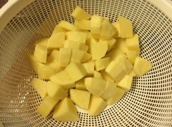 step1: 薯仔去皮, 切粒
