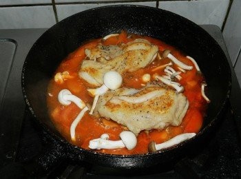 step6: 再將雞腿排與菇類下鍋煮10分